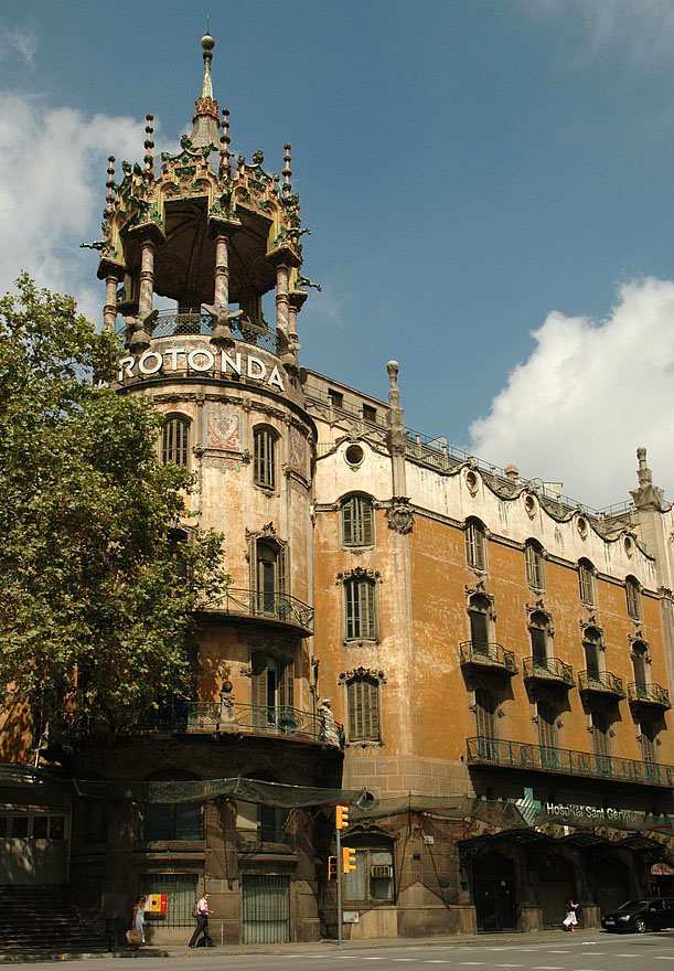 040 Rotonda at Tramvia Blau stop
